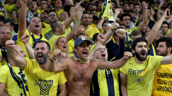 Nema mira u Turskoj – navijači Fenera napali člana uprave Galate i njegovu 14-godišnju ćerku