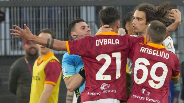 Tenzije na rimskom derbiju – Dibala "udario" Genduzija gde najviše boli