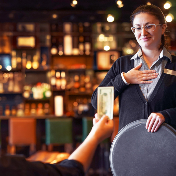 Dobila bakšiš preko 800 evra, ali morala da ispuni čudan zahtev mušterije VIDEO