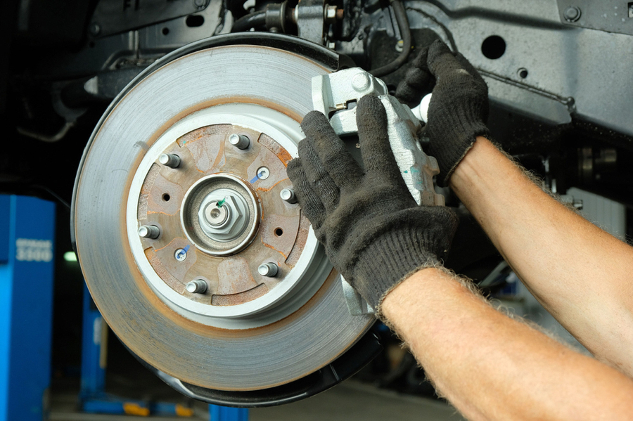 Zašto neki automobili imaju četiri šrafa na točku, a drugi pet ili više?