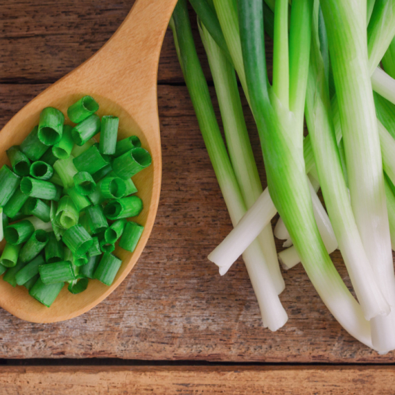 Pijace pune mladog luka, a evo zašto je posebno dobro jesti zeleni deo