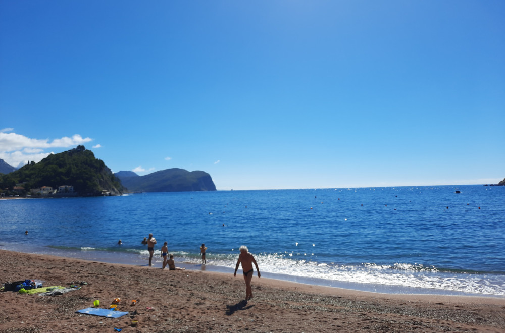 Vrelo u aprilu: Crnogorci uživaju na plažama, neki i plivaju FOTO