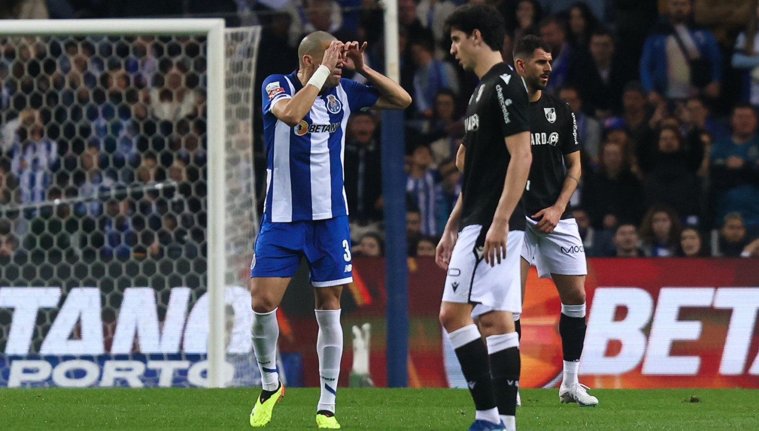 Pepe dobio najbizarniji crveni u karijeri VIDEO