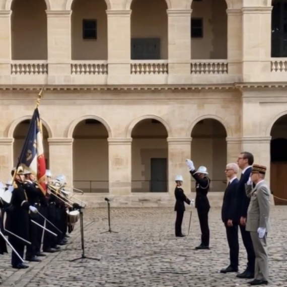 Vucic in Paris; Meetings underway; A wreath laid under the plaque to the Serbian soldiers; "I will fight...''