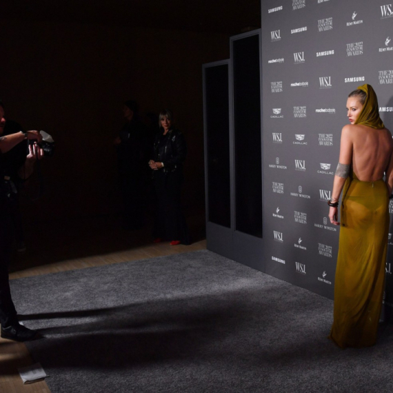 Majka ili ćerka? Ljudi ne veruju koliko lepote na jednoj fotki FOTO