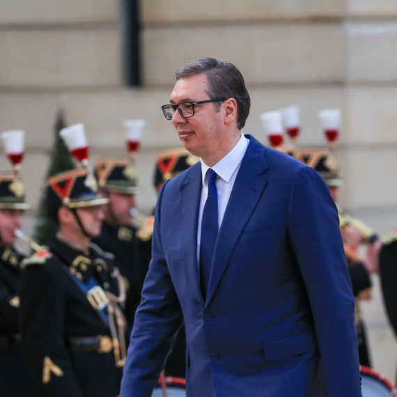 Vučić u Parizu najavio: Dolazi Luj Viton