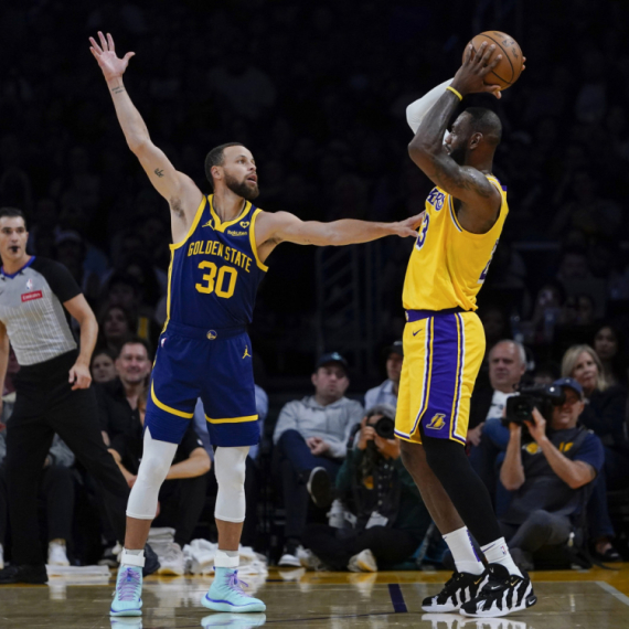 Lebron bez pomoći protiv Karija i Tompsona VIDEO