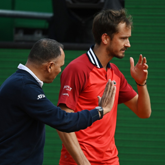 Medvedev poludeo na sudiju, pa ispao gospodin VIDEO