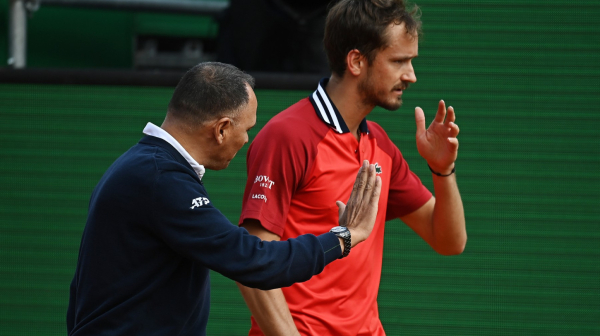 Medvedev poludeo na sudiju, pa ispao gospodin VIDEO