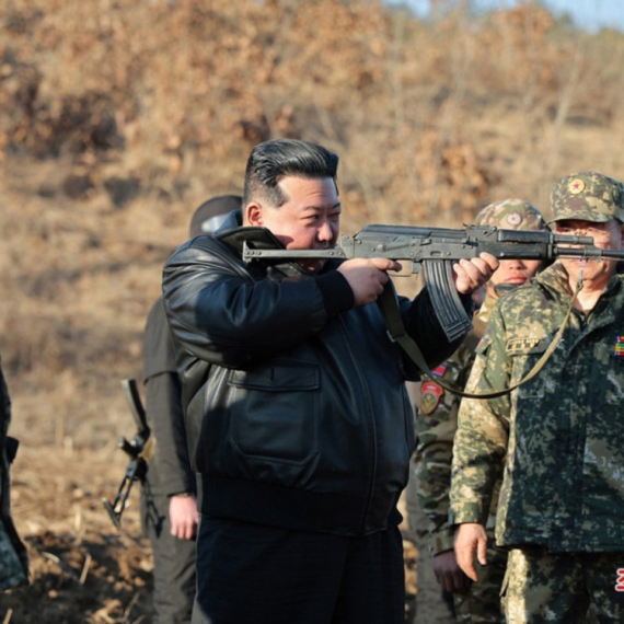 Kim Džong Un pogodio 5x centar "snajperom"; Stručnjak: On ne ume ni pušku pravilno da drži FOTO