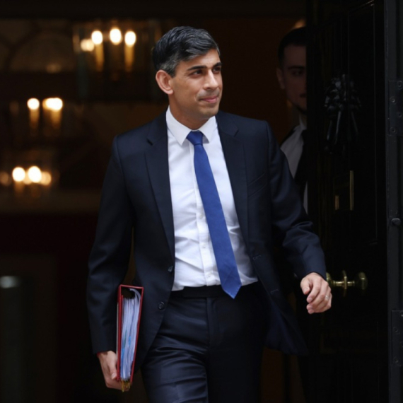 Britanski premijer na udaru kritika zbog patika VIDEO