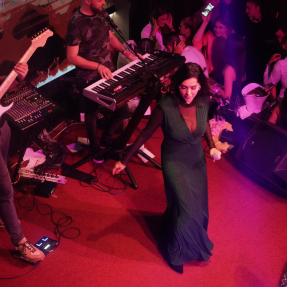 Opšta tuča na nastupu Tanje Savić, krš i lom na sve strane VIDEO