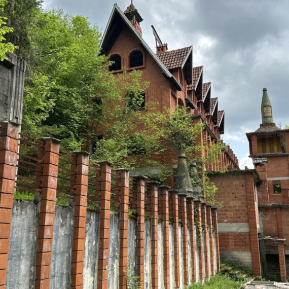 Misteriozni dvorac na pet spratova okružen lekovitim izvorima usred srpske šume FOTO
