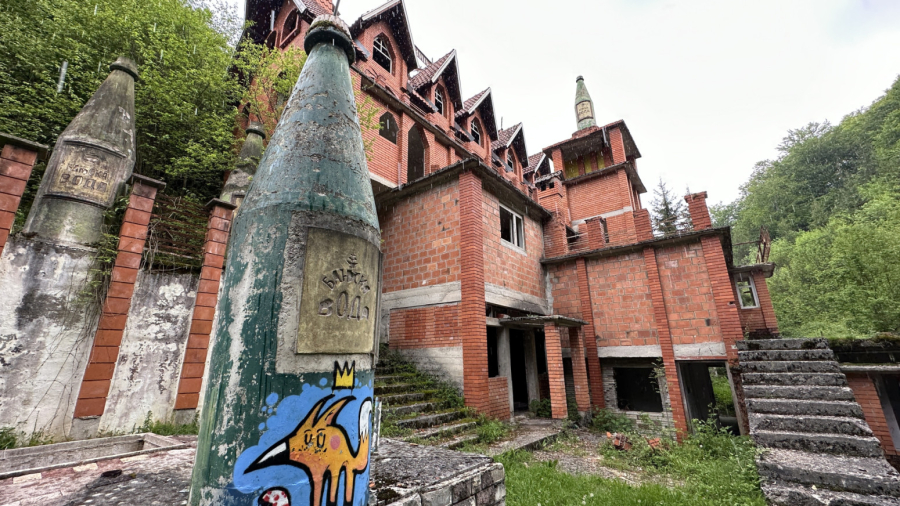 Misteriozni dvorac na pet spratova okružen lekovitim izvorima usred srpske šume FOTO