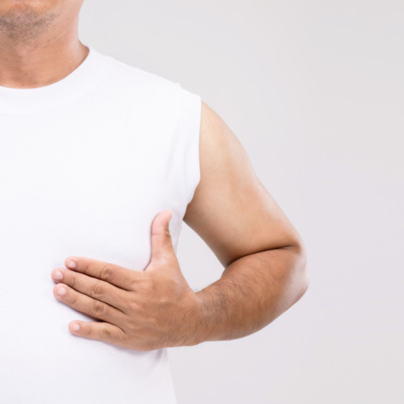 Napadaju ga samo zato što je muškarac sa veštačkim grudima FOTO