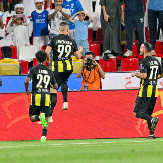 Svet šokiran onim što je video u Arabiji – navijač bičevao fudbalera! VIDEO