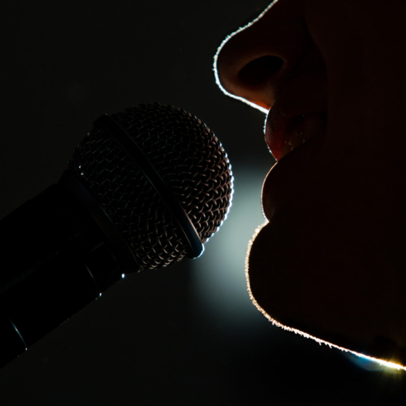 Oglasio se pevač nakon vesti da ženi Albanku: "Nije istina, biseksualac sam"