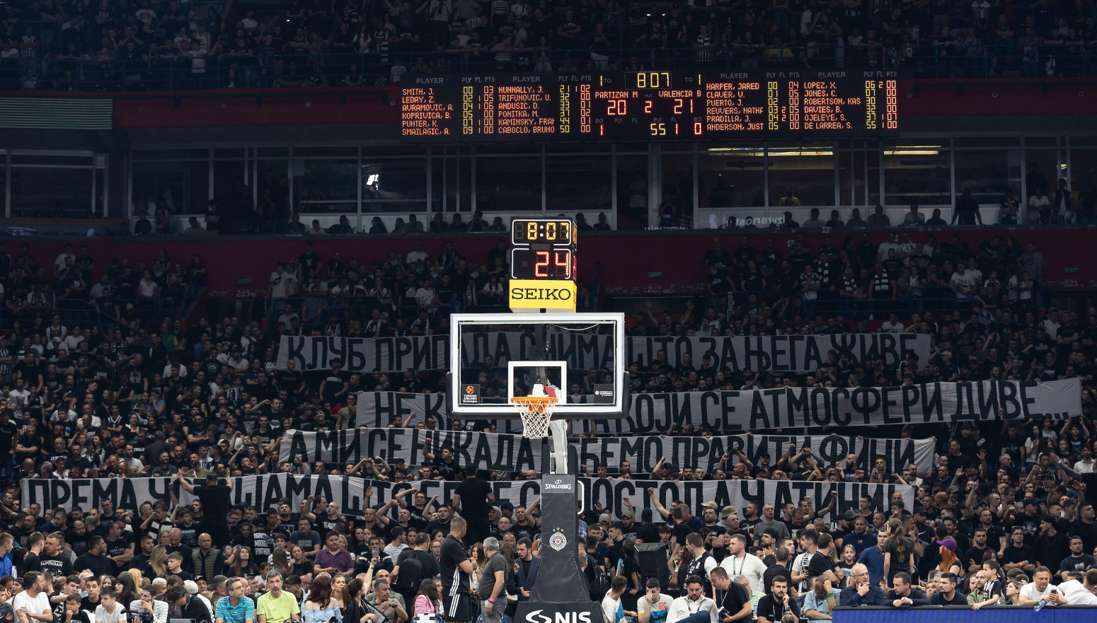 Grobari vređali Dina Rađu, navijači odgovorili zvižducima