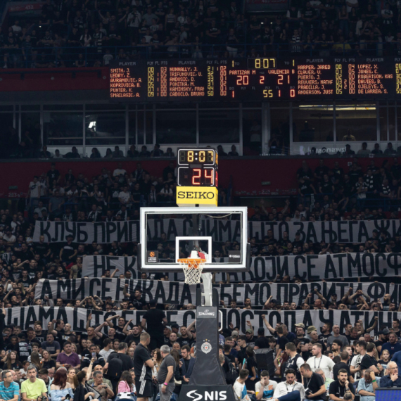 Grobari vređali Dina Rađu, navijači odgovorili zvižducima