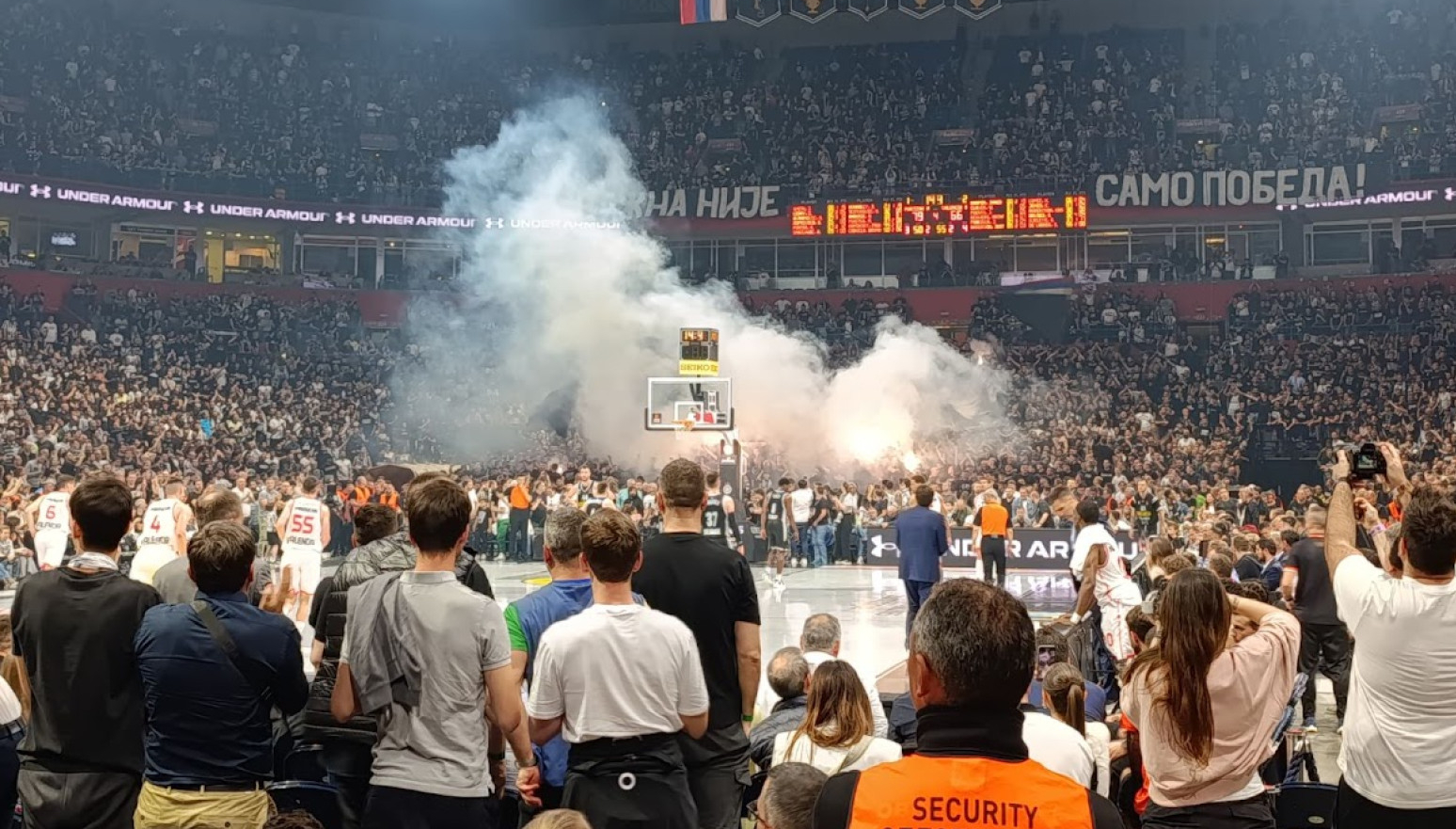 "Grobari" upalili baklje tokom meča FOTO