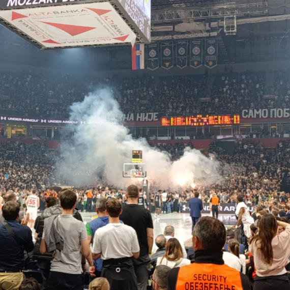 "Grobari" upalili baklje tokom meča FOTO