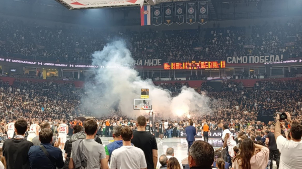 "Grobari" upalili baklje tokom meča FOTO