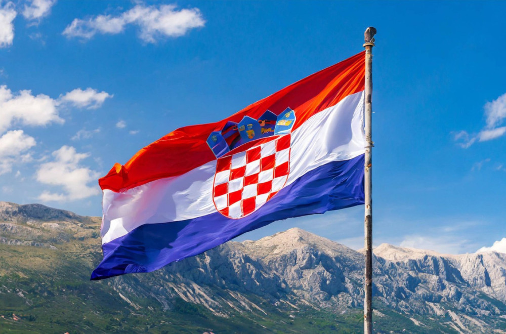Skandal u Hrvatskoj: Pred pravoslavnom crkvom pevali Tompsonovu pesmu VIDEO