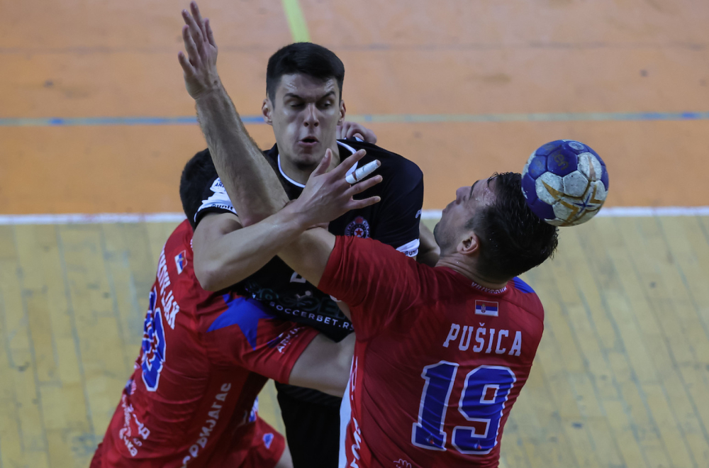 Prekinuto finale Kupa Srbije – baklja uletela među "grobare" FOTO