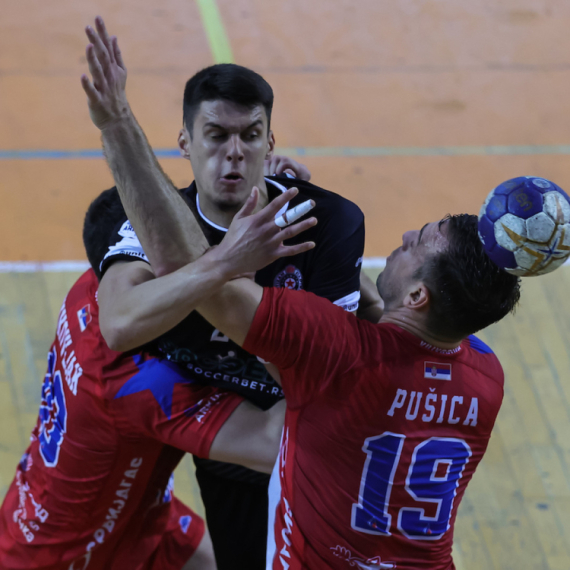 Prekinuto finale Kupa Srbije – baklja uletela među "grobare" FOTO