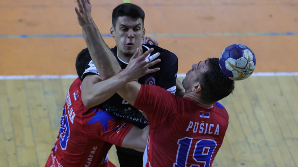 Prekinuto finale Kupa Srbije – baklja uletela među "grobare" FOTO