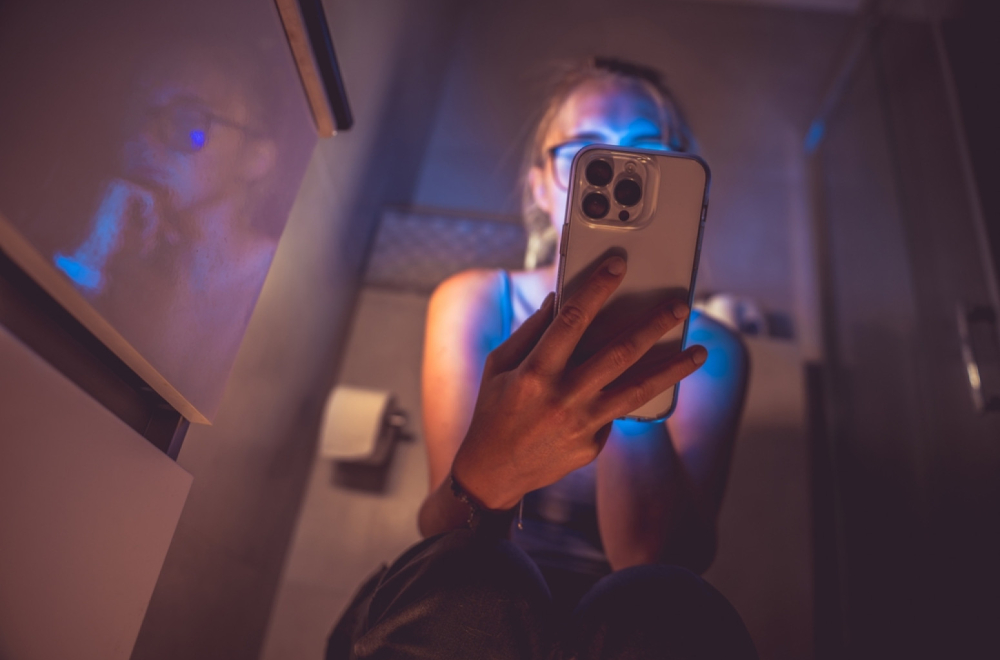 Zašto nikada ne treba da koristite mobilni telefon dok ste u toaletu?