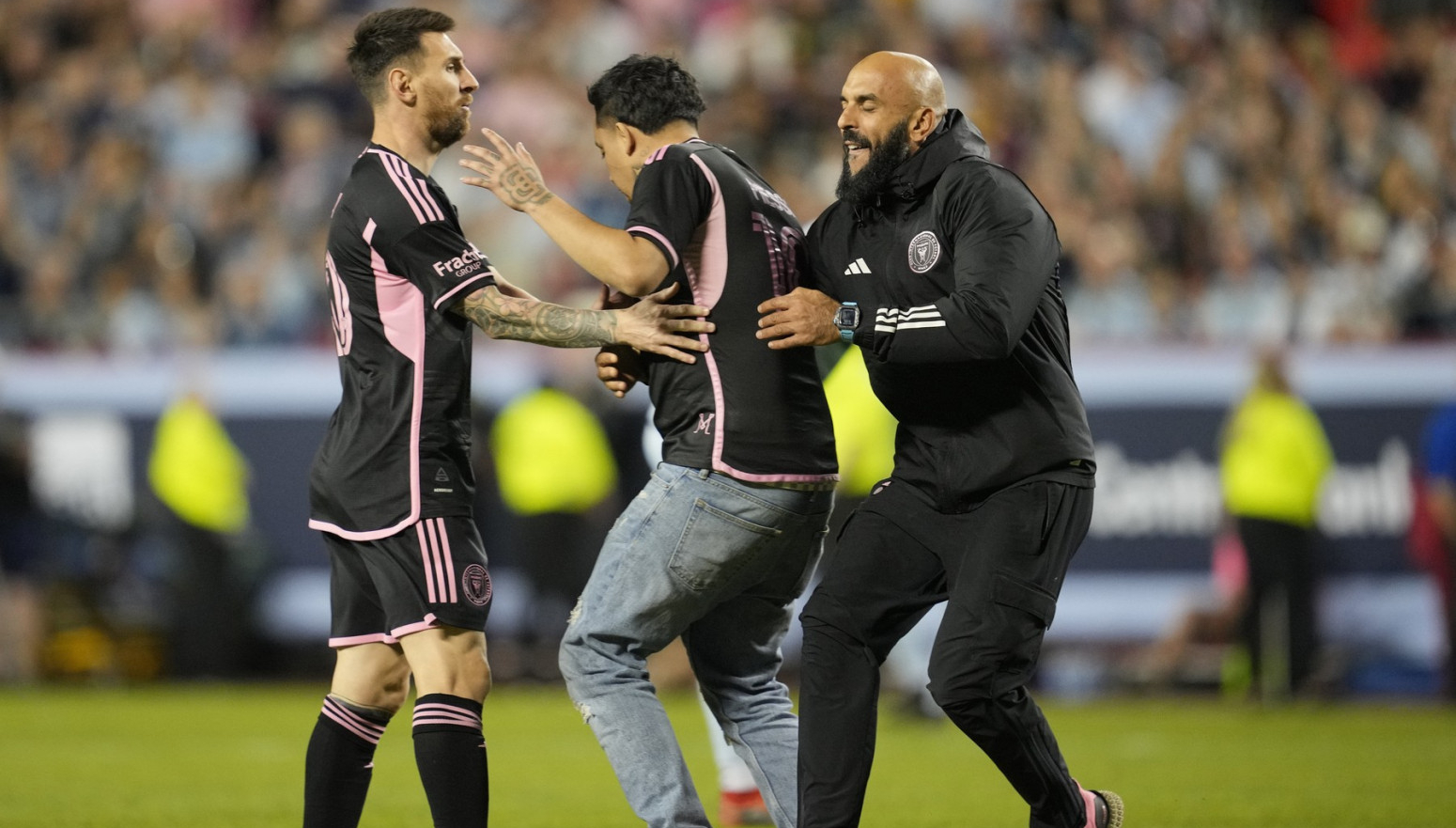 Mesijeva golčina, njegov telohranitelj morao da utrči na teren! VIDEO