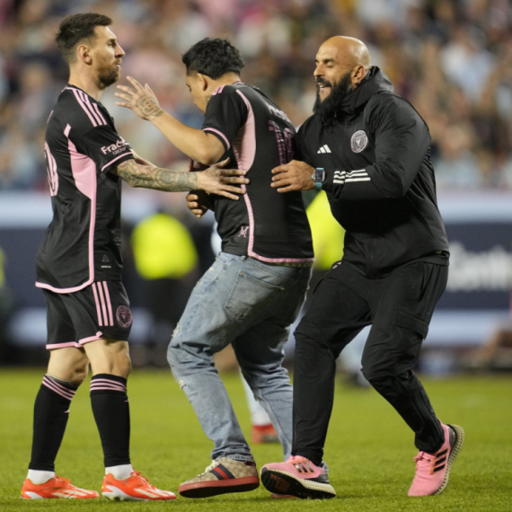 Mesijeva golčina, njegov telohranitelj morao da utrči na teren! VIDEO