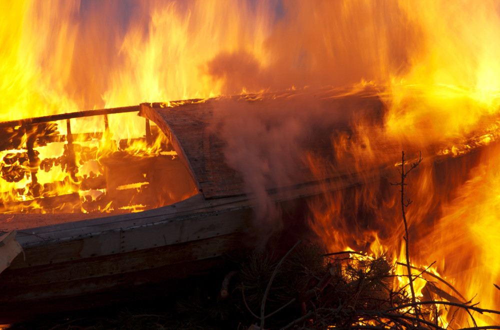 Veliki požar na Savskom šetalištu: Vatra zahvatila brod, čula se eksplozija VIDEO