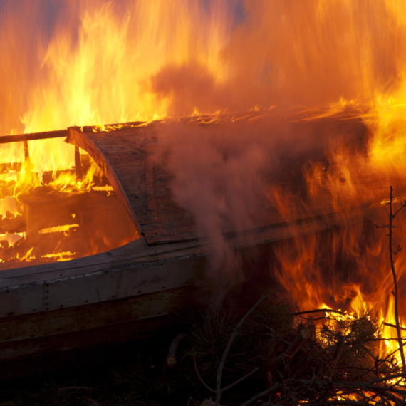 Veliki požar na Savskom šetalištu: Vatra zahvatila brod, čula se eksplozija VIDEO