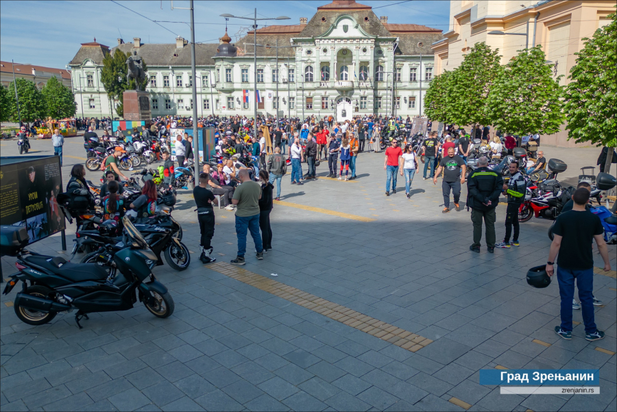 Poslata lepa slika sa trga u Zrenjaninu: Motociklisti Banata zvanično otvorili sezonu FOTO