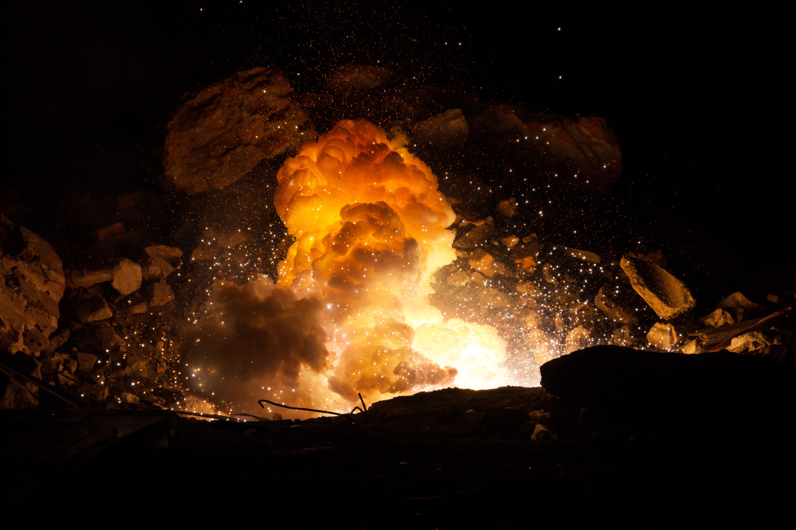 Explosions rock the Middle East as Americans pull out VIDEO