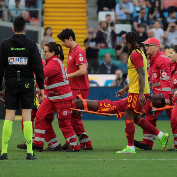 Objavljena prva fotografija fudbalera Rome nakon što je kolabirao FOTO
