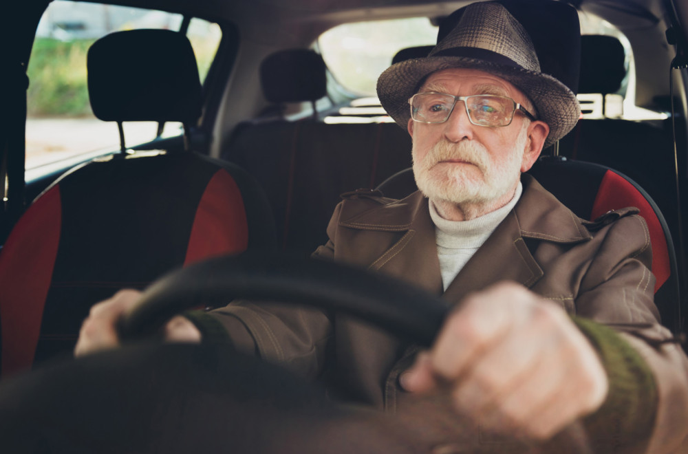 Starost i vožnja: Kada stručnjaci savetuju prestanak upravljanja automobilom