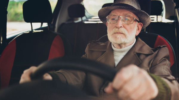 Starost i vožnja: Kada stručnjaci savetuju prestanak upravljanja automobilom