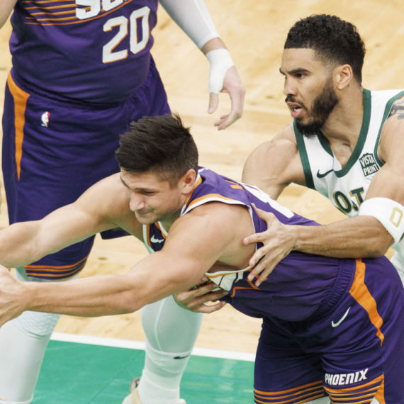 Najbolji trojkaš NBA lige ostaje u Arizoni