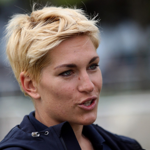 Prekinula je sportsku karijeru pre 14 godina, i dalje mami muškarce seksi fotkama FOTO