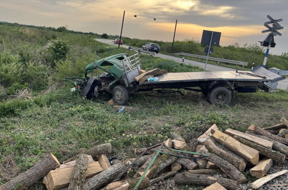Kamion udario u voz kod Sremske Mitrovice: Povređene tri osobe FOTO
