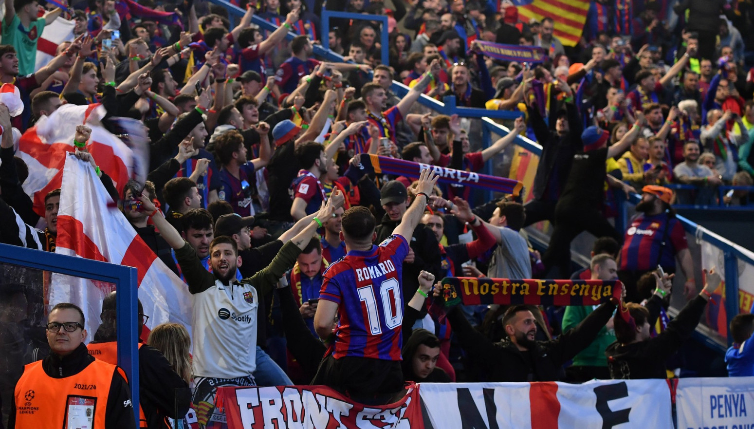 Navijači Barelone vatrometom budili igrače Pari Sen Žermena VIDEO