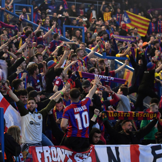 Navijači Barelone vatrometom budili igrače Pari Sen Žermena VIDEO