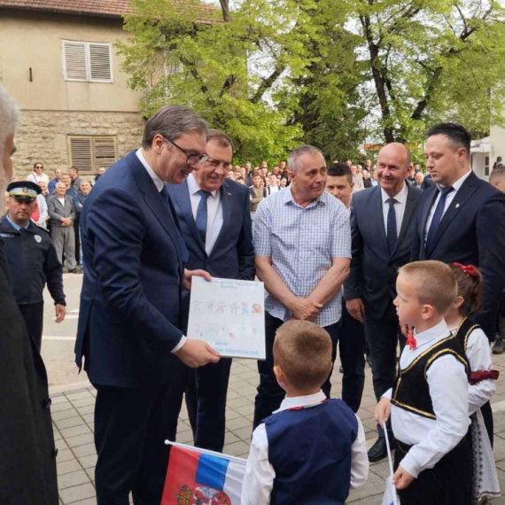 Vučić u Bileći dočekan aplauzima: "Drago mi je da vas vidim" FOTO/VIDEO