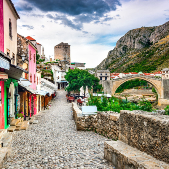 Mostar preplavljen turistima sa svih kontinenata