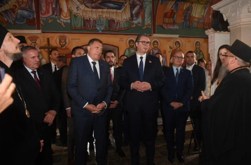 Vučić sa Srbima u Mostaru: Možete da se oslonite na Srbiju i RS; Posetio manastir u Žitomislićima FOTO