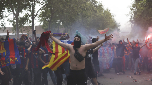 Navijači Barselone podivljali: "Vinisijuse, umri"; Pogodili svoj autobus VIDEO