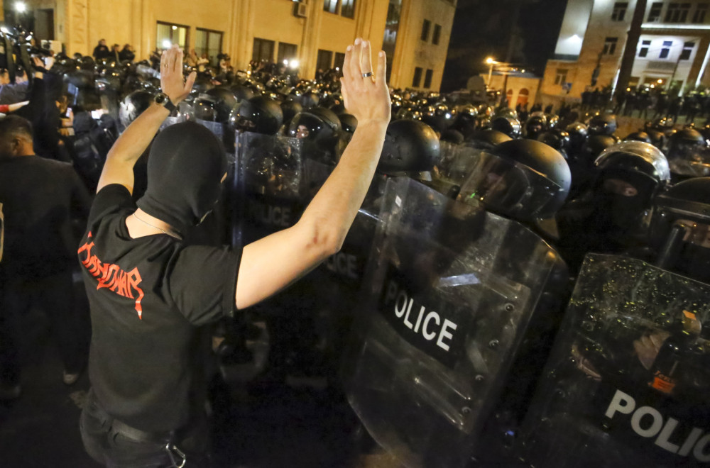 Haos u Tbilisiju: Sukobi s policijom na protestu zbog zakona o stranim agentima